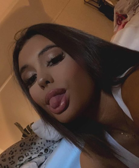Naakte gelekte OnlyFans-foto van Loochibabi