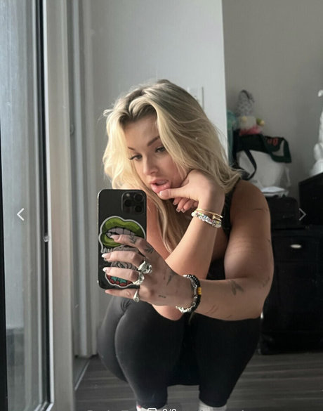 Naakte gelekte OnlyFans-foto van Katerina Carney
