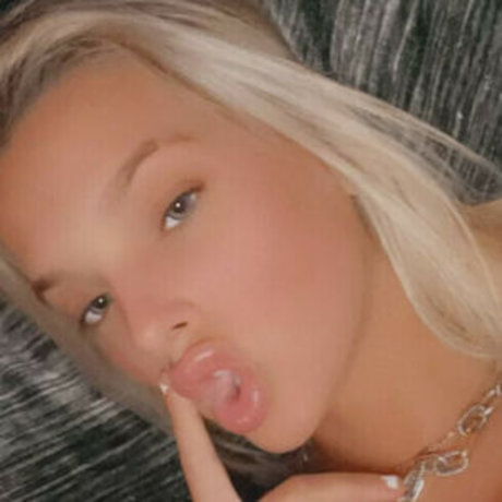 Naakte gelekte OnlyFans-foto van Katerina Carney