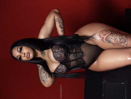 Naakte gelekte OnlyFans-foto van Fineassyonna