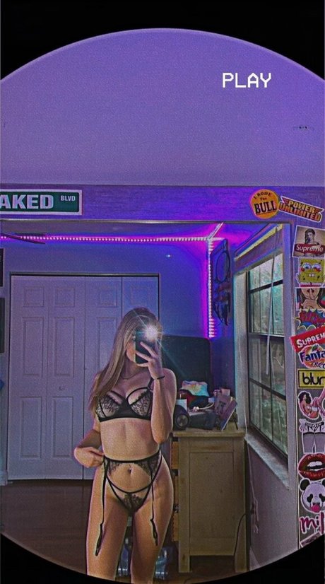 Naakte gelekte OnlyFans-foto van Angel Moon