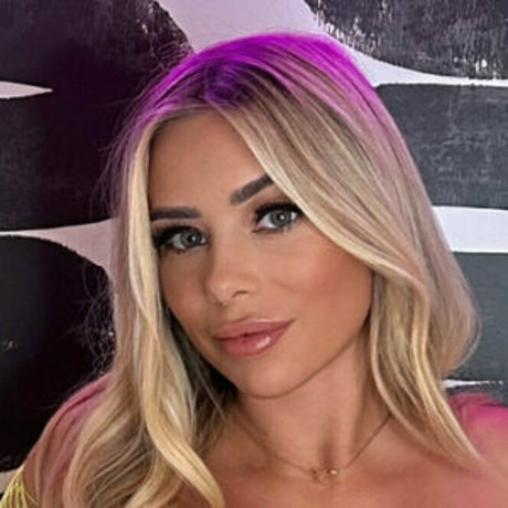 Naakte gelekte OnlyFans-foto van Miley Mayes