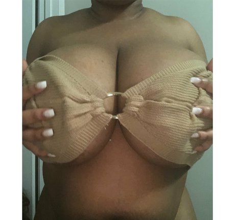 Naakte gelekte OnlyFans-foto van Bigtatty