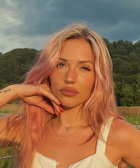 Naakte gelekte OnlyFans-foto van Lennon Stella