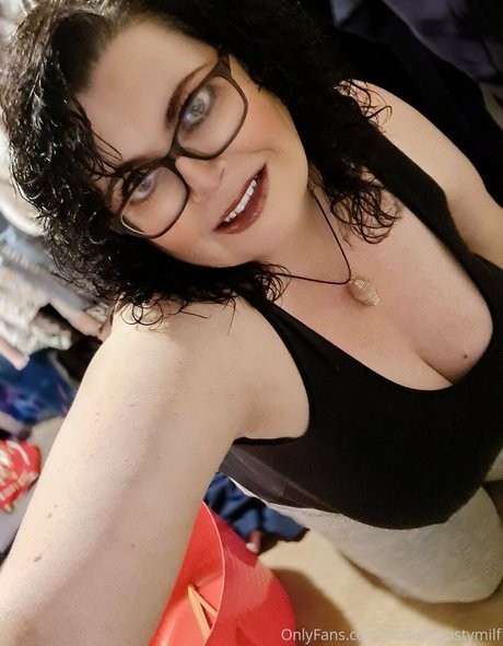 Naakte gelekte OnlyFans-foto van Maturebustymom