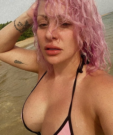 Naakte gelekte OnlyFans-foto van Angelique Burgos