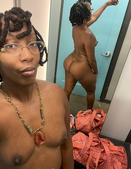 Naakte gelekte OnlyFans-foto van Coppershowgirl