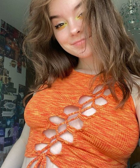 Naakte gelekte OnlyFans-foto van Laura Anne