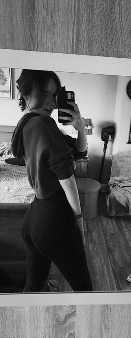 Naakte gelekte OnlyFans-foto van Laura Anne