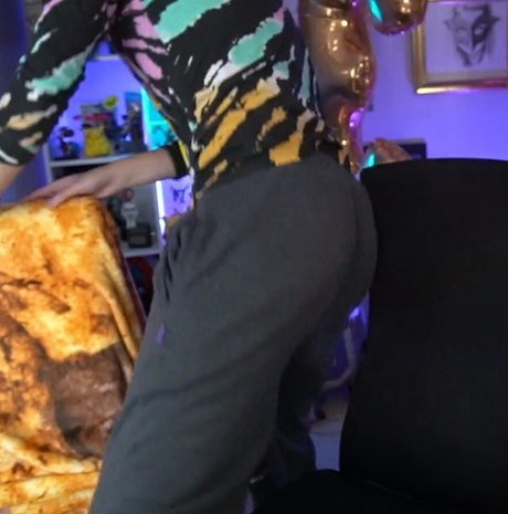 Naakte gelekte OnlyFans-foto van Lowco