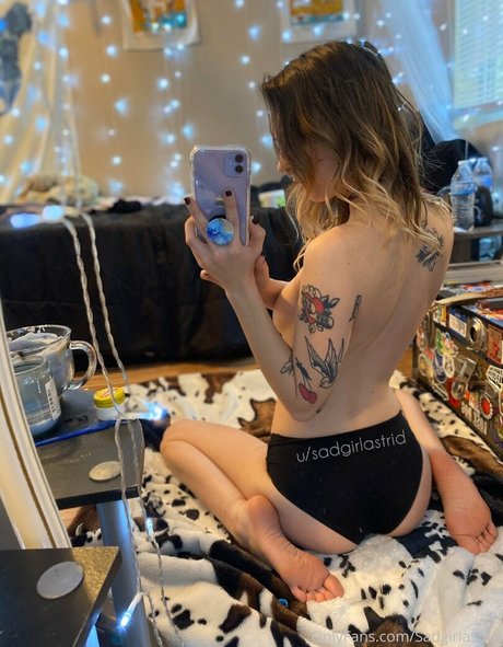 Naakte gelekte OnlyFans-foto van Sadgirlastridsfree