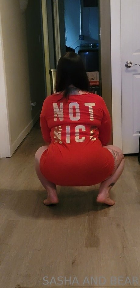 Naakte gelekte OnlyFans-foto van Sashaandbearxx