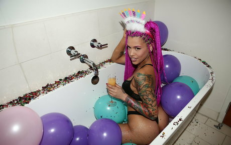 Naakte gelekte OnlyFans-foto van Miss Charlie Pearl