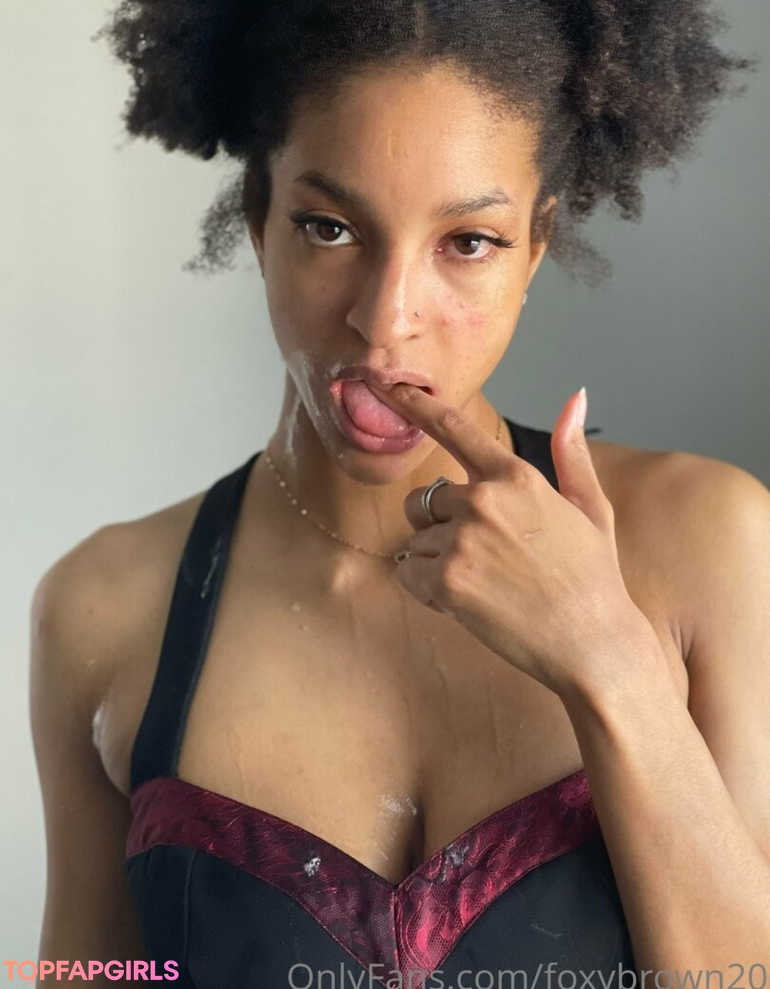 Naakte gelekte OnlyFans-foto van Foxybrown20 #37 Naakte gelekte OnlyFans-foto van Foxybrown20 #37