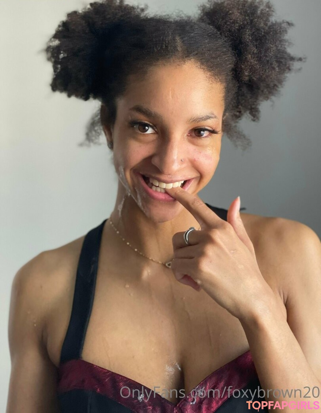 Naakte gelekte OnlyFans-foto van Foxybrown20 #38 Naakte gelekte OnlyFans-foto van Foxybrown20 #38