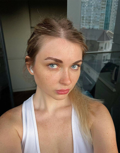 Naakte gelekte OnlyFans-foto van Ahrinyan