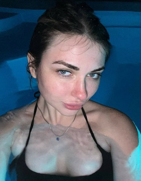 Naakte gelekte OnlyFans-foto van Ahrinyan