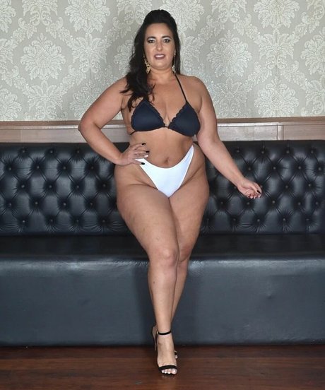 Naakte gelekte OnlyFans-foto van Renata Turini