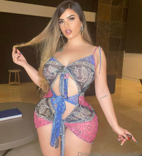 Naakte gelekte OnlyFans-foto van Elyybella