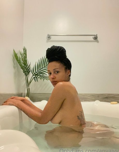 Naakte gelekte OnlyFans-foto van Anya Ivy