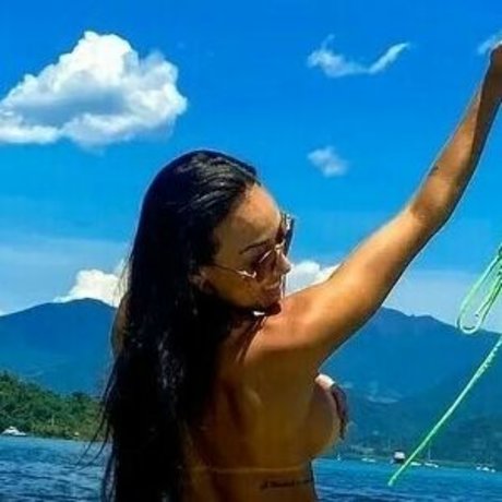 Naakte gelekte OnlyFans-foto van Amandaalbue