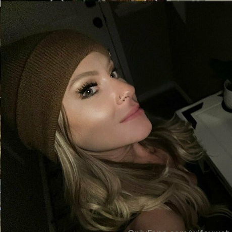 Naakte gelekte OnlyFans-foto van Wifeywet