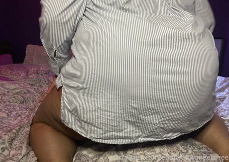 Naakte gelekte OnlyFans-foto van Ebonybbwangelafree