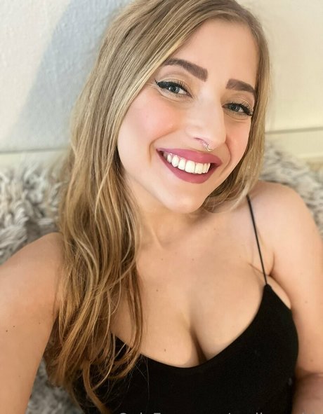 Naakte gelekte OnlyFans-foto van Emilysmith