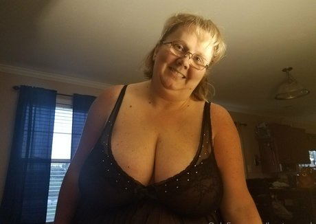 Naakte gelekte OnlyFans-foto van Bustywench