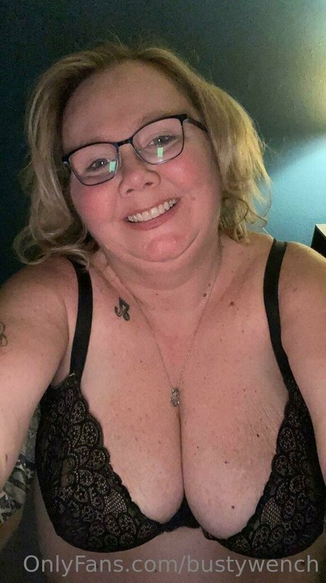 Naakte gelekte OnlyFans-foto van Bustywench