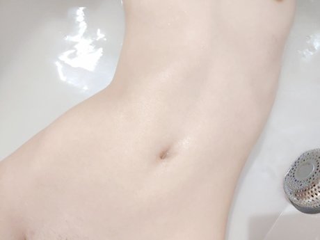 Naakte gelekte OnlyFans-foto van Petitesaki