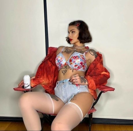 Naakte gelekte OnlyFans-foto van Damla Ozden