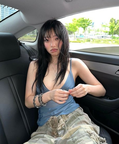 Naakte gelekte OnlyFans-foto van Yujin