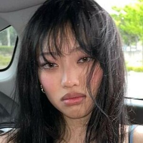 Naakte gelekte OnlyFans-foto van Yujin