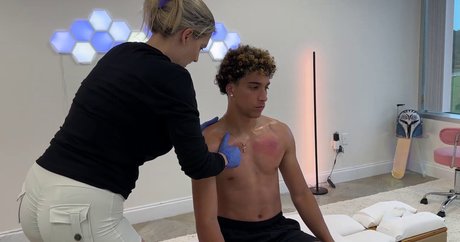 Naakte gelekte OnlyFans-foto van Mondragon Chiropractic