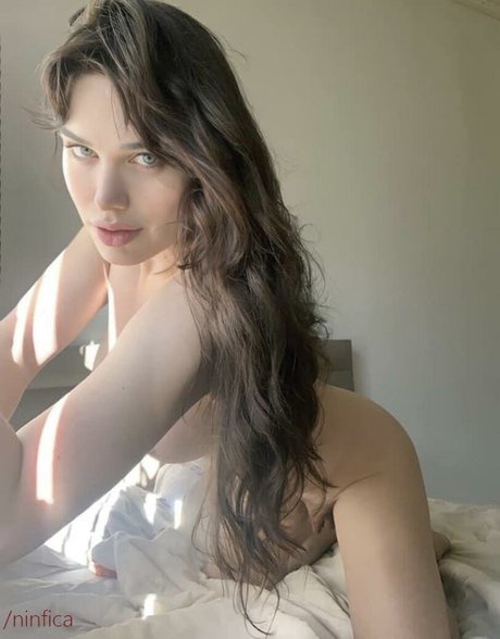 Naakte gelekte OnlyFans-foto van Ninfica