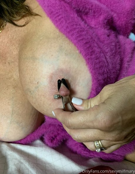 Naakte gelekte OnlyFans-foto van Mary Burke