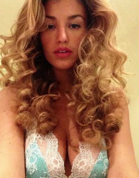 Naakte gelekte OnlyFans-foto van Amy Willerton