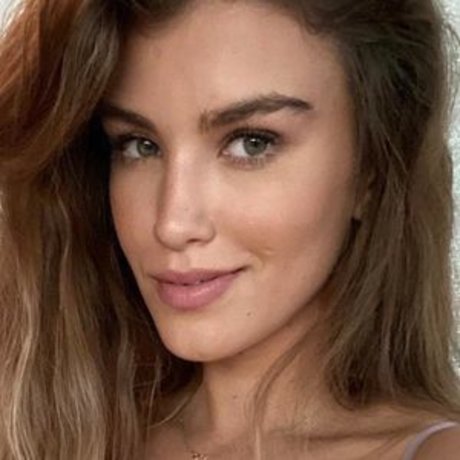 Naakte gelekte OnlyFans-foto van Amy Willerton
