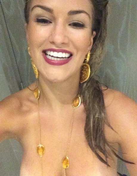 Naakte gelekte OnlyFans-foto van Amy Willerton