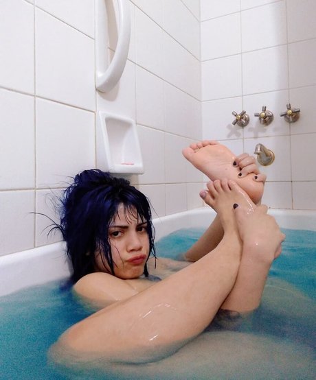Naakte gelekte OnlyFans-foto van Kinoko Rin