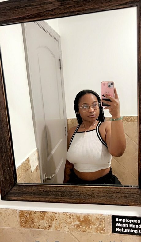 Naakte gelekte OnlyFans-foto van Tatijpeg