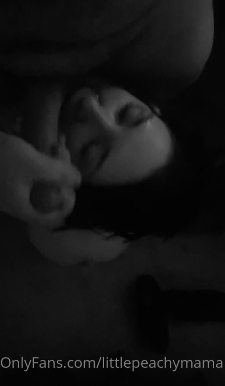 Naakte gelekte OnlyFans-foto van Littlepeachymama
