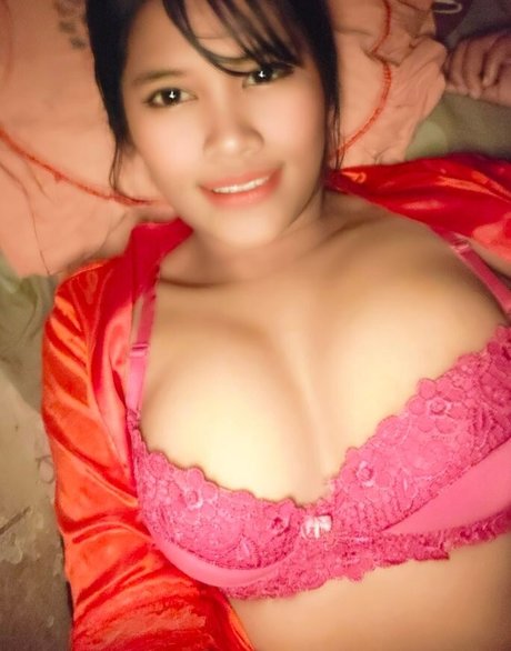 Naakte gelekte OnlyFans-foto van Mama Muda Anjani