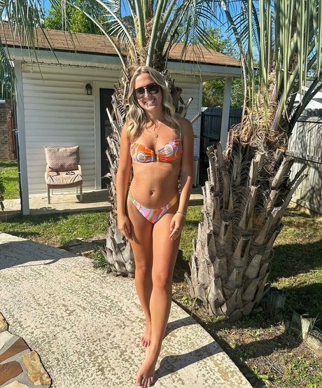 Naakte gelekte OnlyFans-foto van Adora Nicole
