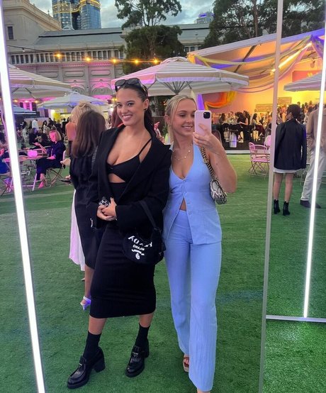 Naakte gelekte OnlyFans-foto van Taya Brooks