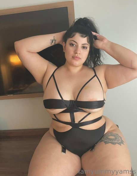 Naakte gelekte OnlyFans-foto van Iamyummyyamss
