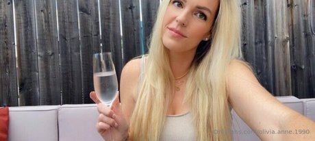 Naakte gelekte OnlyFans-foto van Olivia Anne 1990