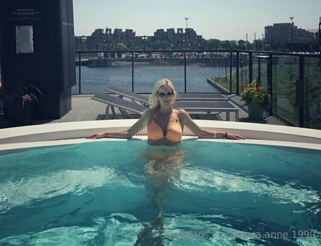 Naakte gelekte OnlyFans-foto van Olivia Anne 1990
