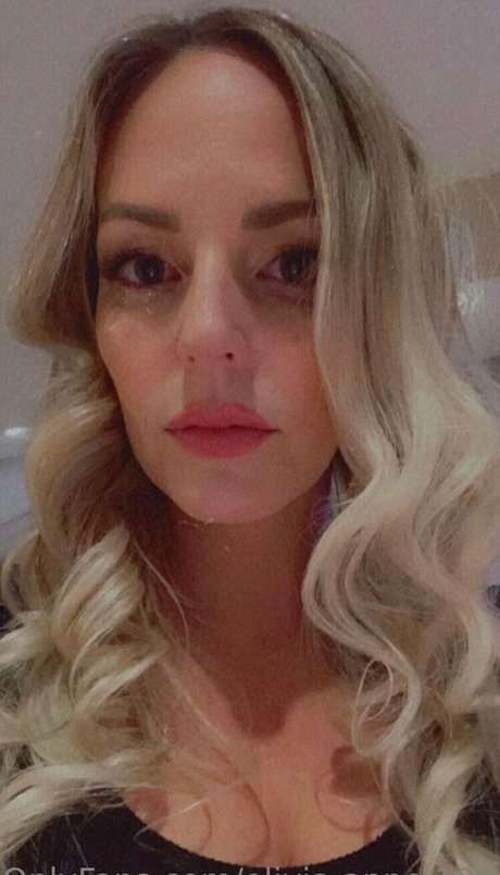 Naakte gelekte OnlyFans-foto van Olivia Anne 1990